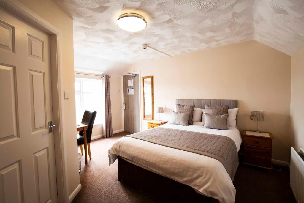 Escritorio, wifi gratis y ropa de cama 