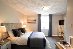 Escritorio, wifi gratis y ropa de cama 