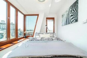2 bedrooms, internet, bed sheets