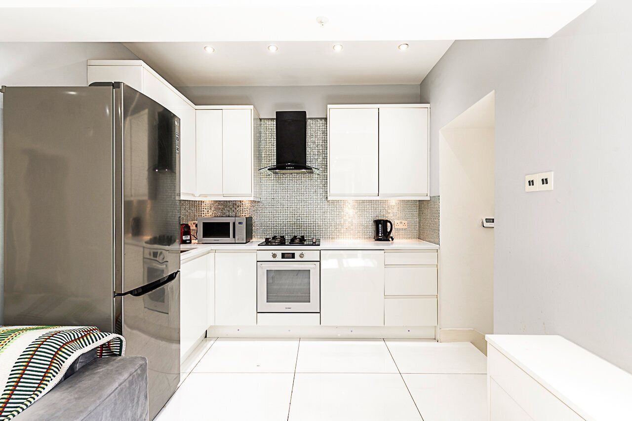 Apartment (Stylish Bayswater Flat with Outdoor S) | Private kitchen | Cookware/dishes/utensils