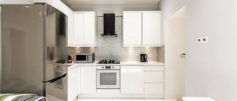 Apartment (Stylish Bayswater Flat with Outdoor S) | Private kitchen | Cookware/dishes/utensils
