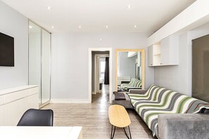 Apartemen (Stylish Bayswater Flat with Outdoor S) | Ruang keluarga | TV