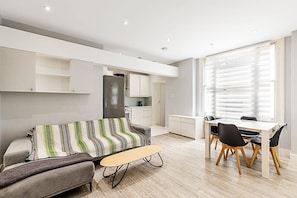 Apartment (Stylish Bayswater Flat with Outdoor S) | Living room