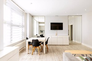Departamento (Stylish Bayswater Flat with Outdoor S) | Sala de estar | Televisión 