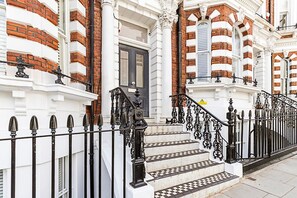 Exterior - Sleek Kensington Flat With City Views (London)