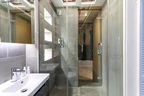 Bathroom - Bright Maida Vale Apartment (London)