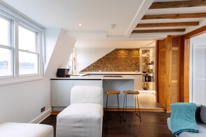 Living room - Bright Maida Vale Apartment (London)
