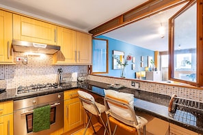 Apartment (Chancery Lane Gem w/ Balcony and Lift) | Private kitchen
