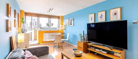 Apartamento (Chancery Lane Gem w/ Balcony and Lift) | Sala de estar | Una televisión