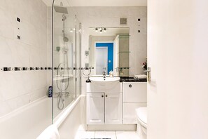 Apartment (Chancery Lane Gem w/ Balcony and Lift) | Bathroom