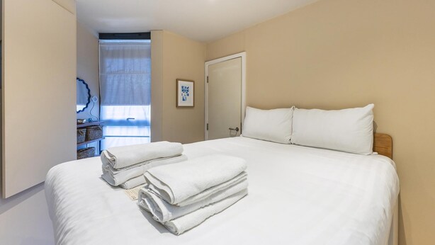 1 bedroom, free WiFi - Stylish Deptford Flat With Private Terrace (London)