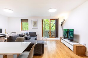 Living room - Modern Mile End Flat Near Park (London)