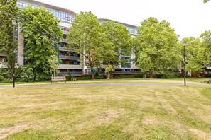 Exterior - Modern Mile End Flat Near Park (London)