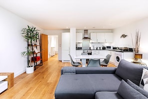 Living room - Modern Mile End Flat Near Park (London)