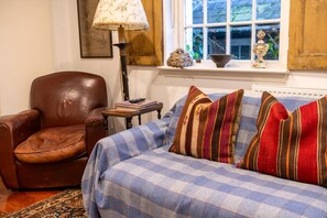 Living room - Character Cottage In Historic Hampstead (London)