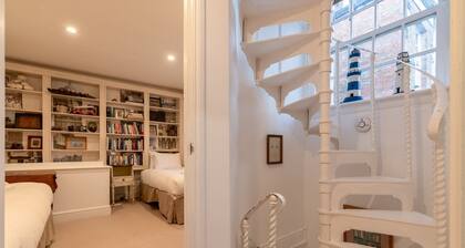 Character Cottage In Historic Hampstead