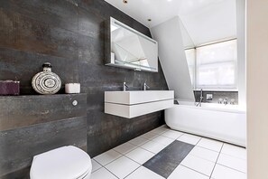 House (Stylish Mews Home in Kensington) | Bathroom