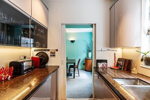House (Stylish Mews Home in Kensington) | Private kitchen | Cookware/dishes/utensils