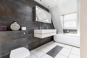 House (Stylish Mews Home in Kensington) | Bathroom