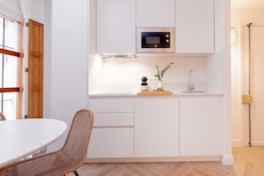 Mikrowelle, Wasserkocher mit Kaffee-/Teezubehör, Toaster, Esstisch