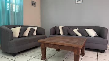 Íbúð - 1 svefnherbergi - reykherbergi - svalir | Stofa