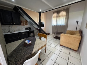 Estúdio, 1 quarto, para fumantes, sacada | Sala de estar
