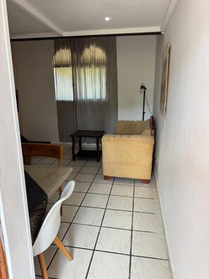 Studio, 1 Bedroom, Smoking, Balcony | Ruang tamu