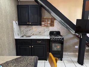 Estúdio, 1 quarto, para fumantes, sacada | Cozinha privada