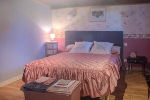 1 غرفة نوم ومكواة/لوح كي وملاءات أسرّة