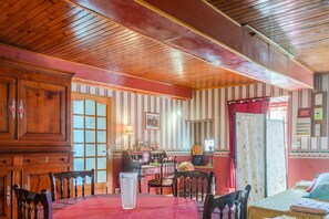 Dining - Holiday Home 'Des Tilleuls' with Private Garden (Saint-Mathieu)