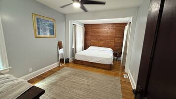 2 quartos, escrivaninha, ferros/tábuas de passar roupa