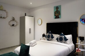 Deluxe Studio, City View | Living area
