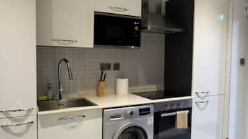 Deluxe Studio, City View | Private kitchenette