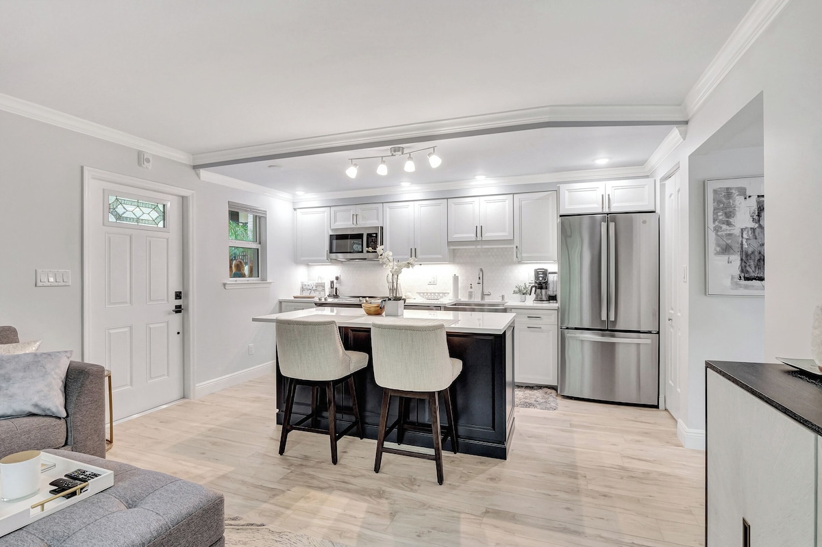Photo 2 of Steps to 5th Avenue, Beach & Bay - Stylish 1 BR Courtyard Pet Friendly Retreat