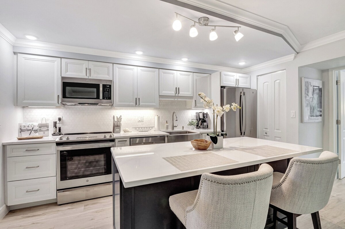 Photo 11 of Steps to 5th Avenue, Beach & Bay - Stylish 1 BR Courtyard Pet Friendly Retreat