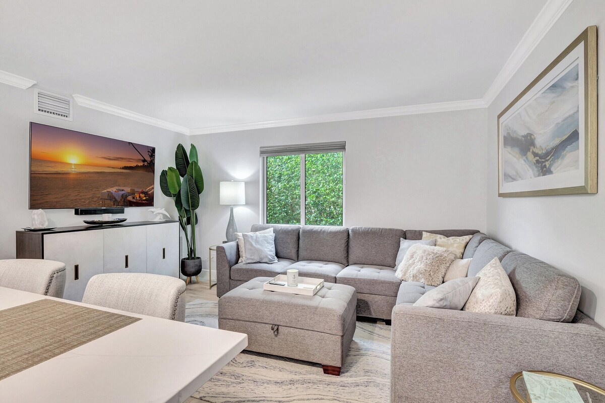 Photo 3 of Steps to 5th Avenue, Beach & Bay - Stylish 1 BR Courtyard Pet Friendly Retreat