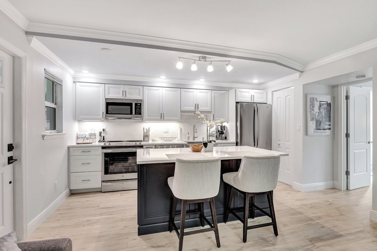 Photo 23 of Steps to 5th Avenue, Beach & Bay - Stylish 1 BR Courtyard Pet Friendly Retreat