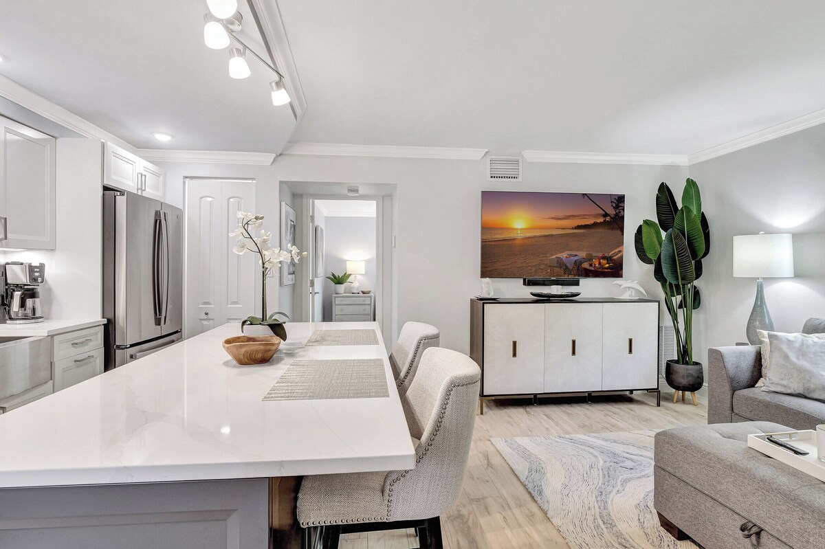Photo 18 of Steps to 5th Avenue, Beach & Bay - Stylish 1 BR Courtyard Pet Friendly Retreat