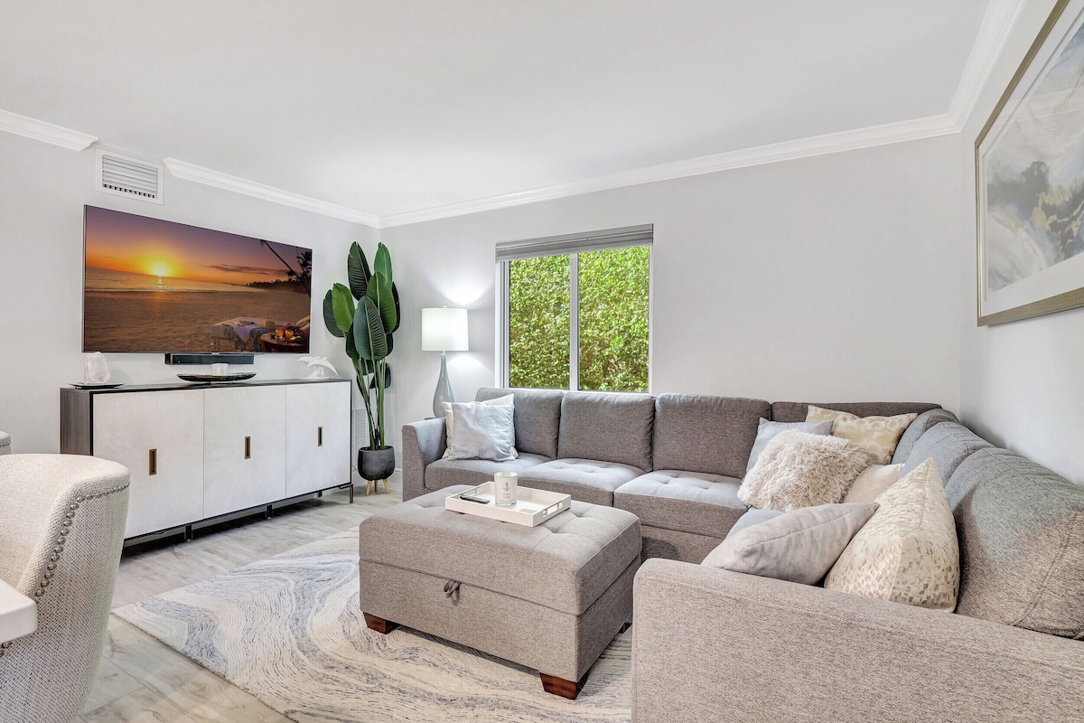 Photo 17 of Steps to 5th Avenue, Beach & Bay - Stylish 1 BR Courtyard Pet Friendly Retreat