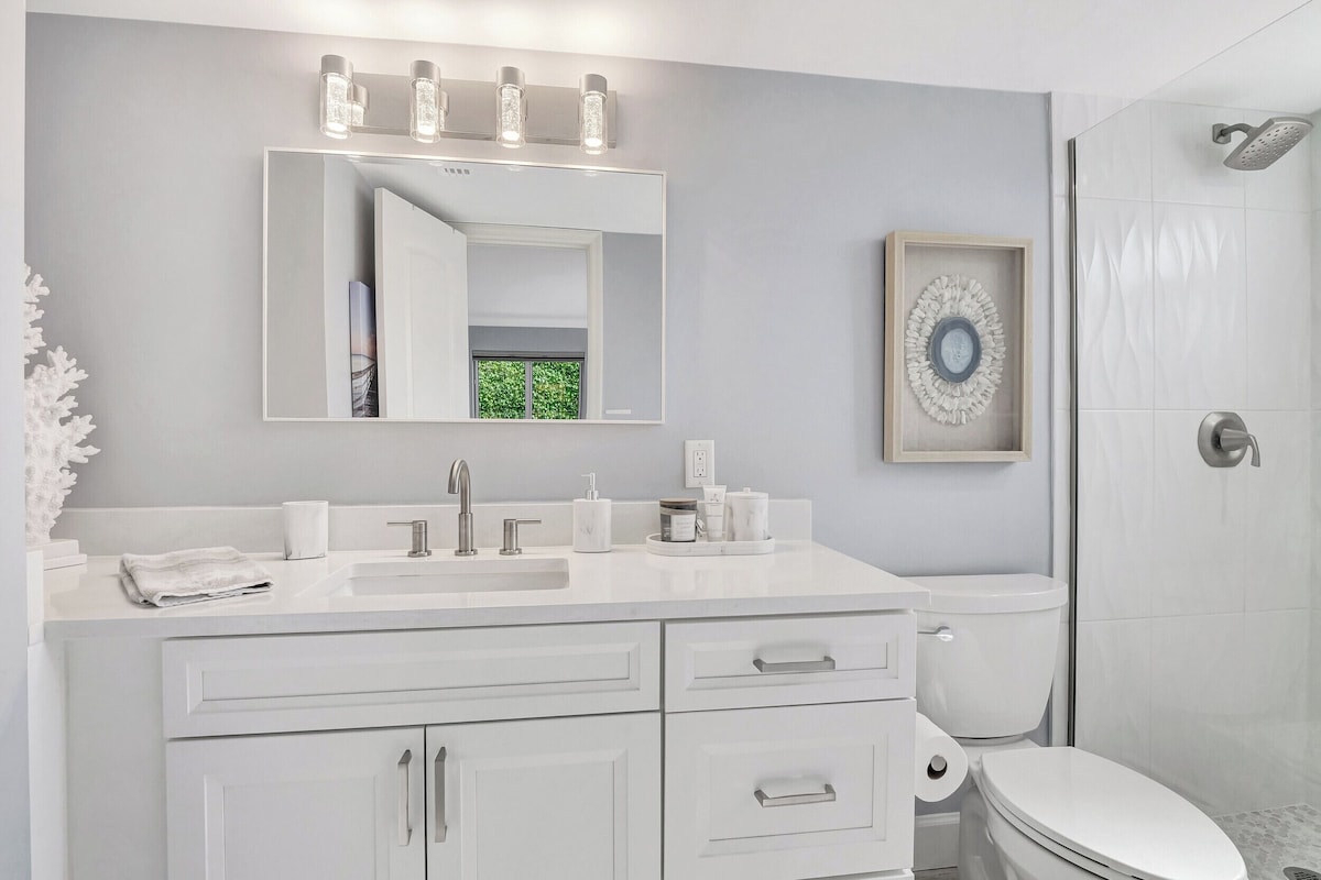 Photo 5 of Steps to 5th Avenue, Beach & Bay - Stylish 1 BR Courtyard Pet Friendly Retreat