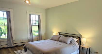 VanMar House-Charming Renovated Farmhouse at Creekstone Farms with AC