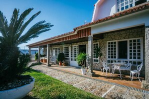 Outdoor dining - VILLA MAR DE AROSA, A PARADISE BY THE BEACH (O Grove)