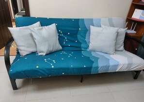 Zimmer, 1 Schlafzimmer, Balkon, Meerblick | Wohnbereich | Bücher