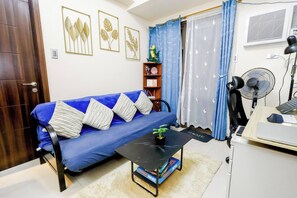 Habitación, 1 habitación, balcón, vista al océano | Sala de estar | Libros 