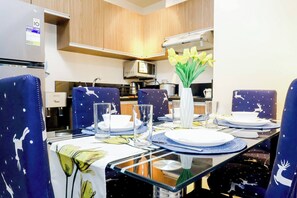 Room, 1 Bedroom, Balcony, Ocean View | Dining room