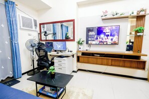 Rom, 1 soverom, balkong, havutsikt | Oppholdsrom | Bøker