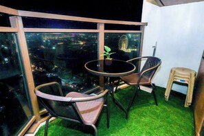 ルーム 1 ベッドルーム バルコニー オーシャンビュー | 屋外ダイニングエリア