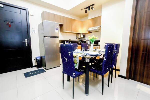 Room, 1 Bedroom, Balcony, Ocean View | Dining room