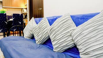 Room, 1 Bedroom, Balcony, Ocean View | Living area | Books