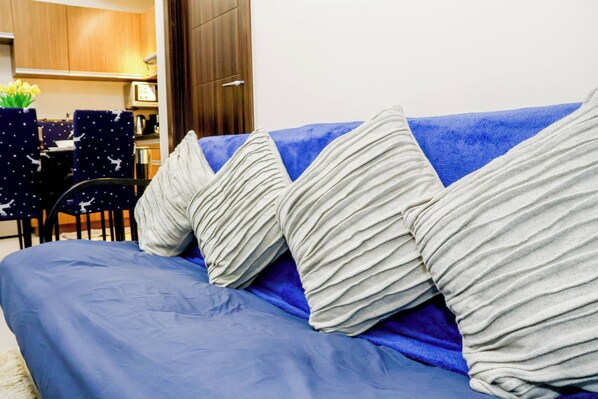 Room, 1 Bedroom, Balcony, Ocean View | Living area | Books